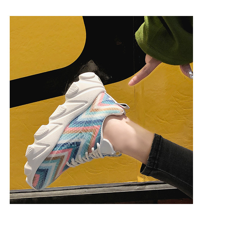 Σύγχρονα γυναικεία πάνινα παπούτσια με ψηλή πλατφόρμα με γεωμετρικό σχέδιο