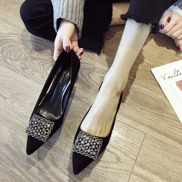 Aktuális női magassarkú cipő három színben - hegyes modell