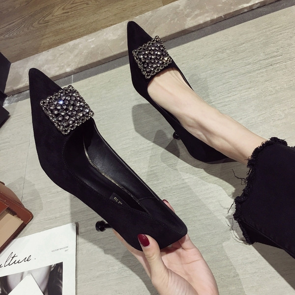 Aktuális női magassarkú cipő három színben - hegyes modell