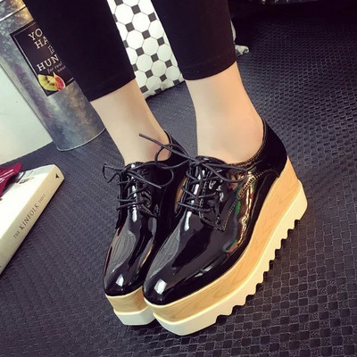 Stílusos, fűzős női cipők új modellje, két modellben