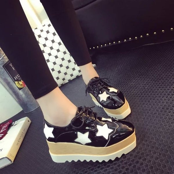 Stílusos, fűzős női cipők új modellje, két modellben