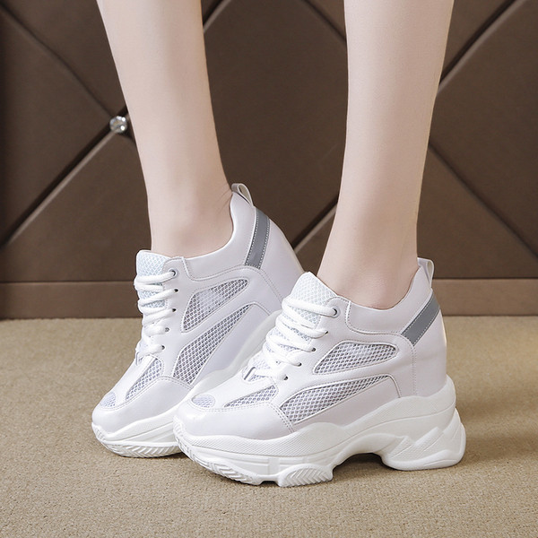 Eko bőrből készült tavaszi női tornacipő fehér és szürke színben