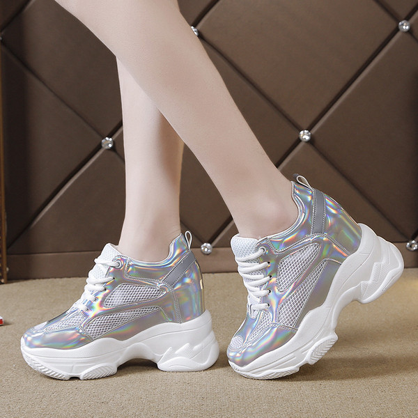 Eko bőrből készült tavaszi női tornacipő fehér és szürke színben