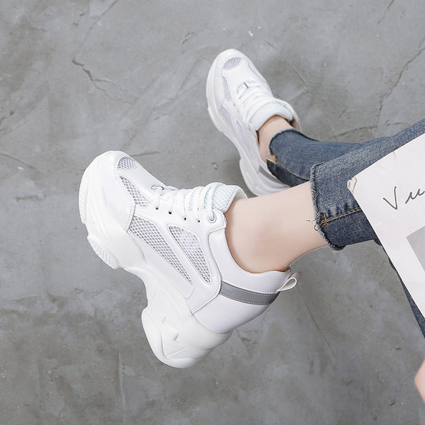 Eko bőrből készült tavaszi női tornacipő fehér és szürke színben