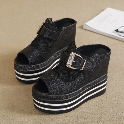 Modern női papucs emelvényes fehér és fekete színben