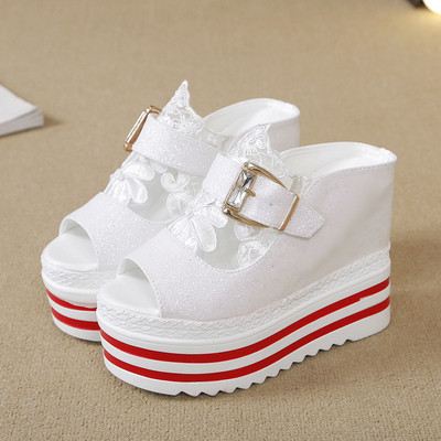 Modern női papucs emelvényes fehér és fekete színben