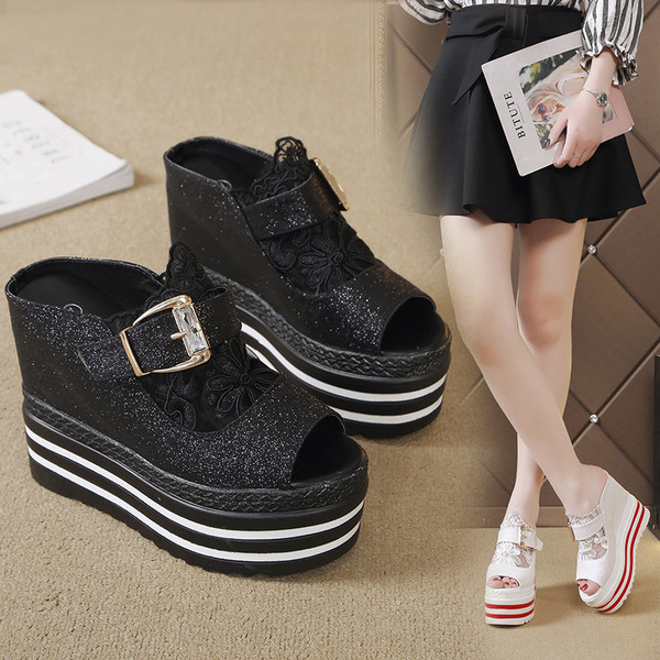 Modern női papucs emelvényes fehér és fekete színben