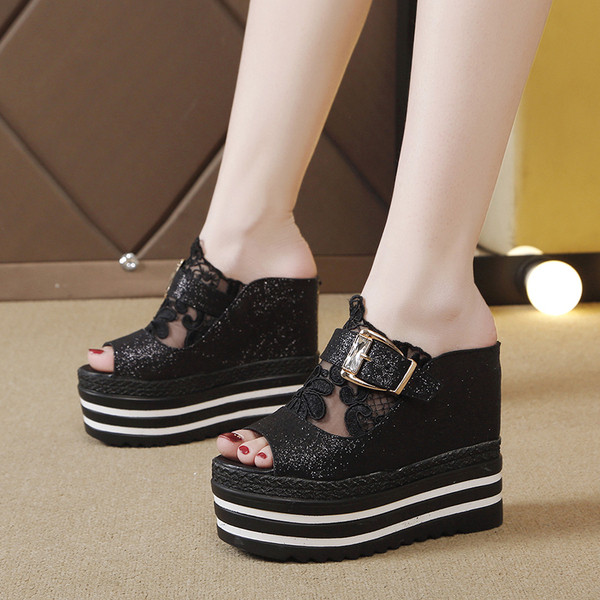 Modern női papucs emelvényes fehér és fekete színben