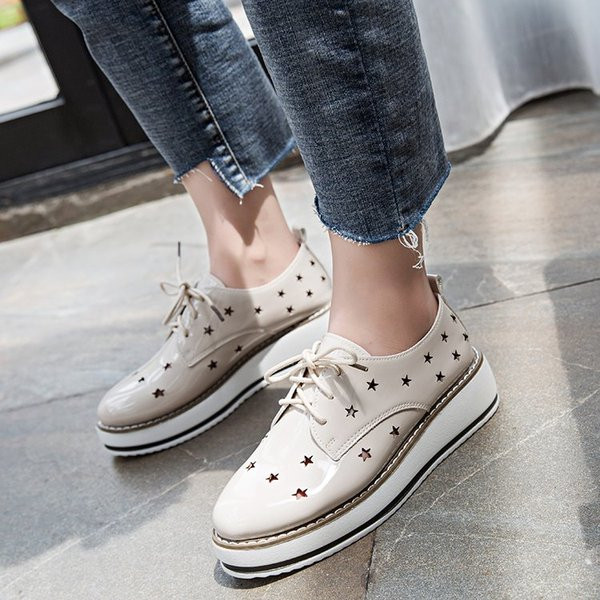 Alkalmi női cipő lakkbőrrel, fehér és bézs színben