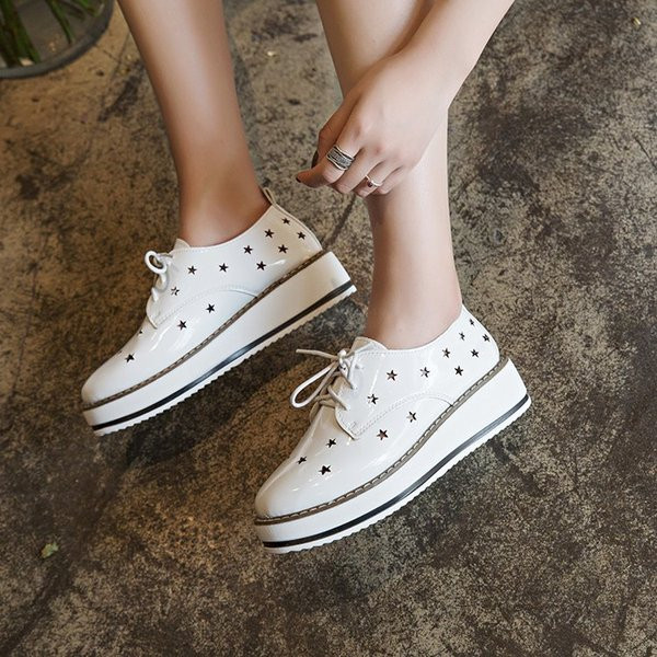 Alkalmi női cipő lakkbőrrel, fehér és bézs színben