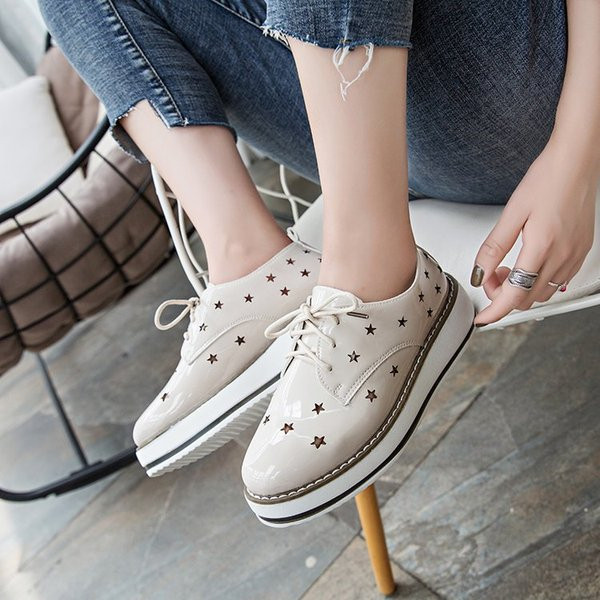 Alkalmi női cipő lakkbőrrel, fehér és bézs színben