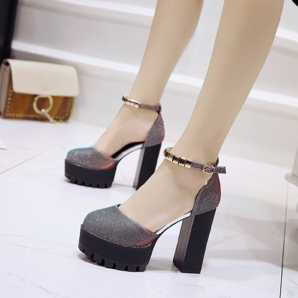 Ψψηλά γυαλιστερά γυναικεία παπούτσια σε δύο χρώματα