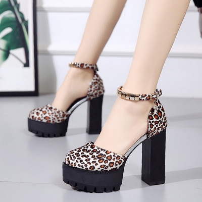 Aktuális, vastag sarkú, leopárdmintás női cipő két színben