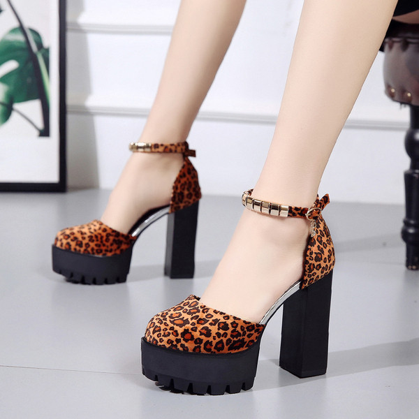 Aktuális, vastag sarkú, leopárdmintás női cipő két színben