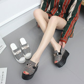 Γυναικείες παντόφλες με πλατφόρμα σε μαύρο και άσπρο χρώμα