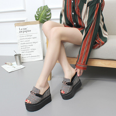 Γυναικείες παντόφλες με πλατφόρμα σε μαύρο και άσπρο χρώμα