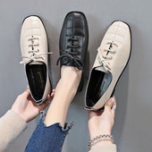 Eko bőrből készült alkalmi női cipő fekete-fehér fűzővel