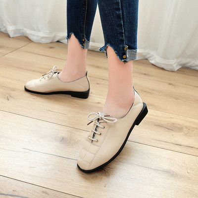 Eko bőrből készült alkalmi női cipő fekete-fehér fűzővel