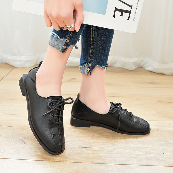 Eko bőrből készült alkalmi női cipő fekete-fehér fűzővel