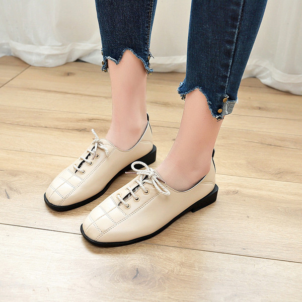 Eko bőrből készült alkalmi női cipő fekete-fehér fűzővel