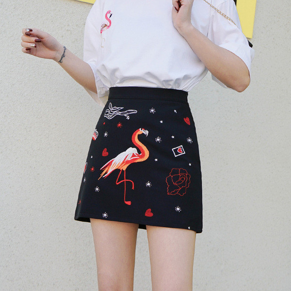 Modern női szoknya színes fekete hímzéssel