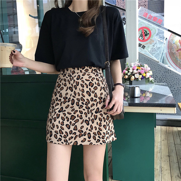 Stílusos női szoknya magas derékkal, leopárd mintával két színben