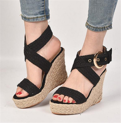 Stílusos női szandál platform és fém rögzítéssel