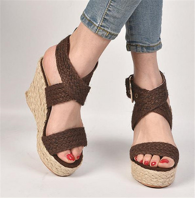 Stílusos női szandál platform és fém rögzítéssel