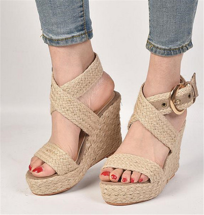 Stílusos női szandál platform és fém rögzítéssel