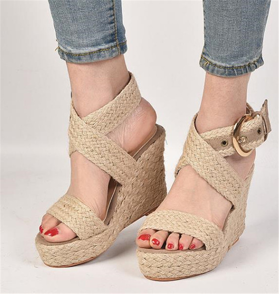 Stílusos női szandál platform és fém rögzítéssel