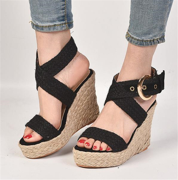 Stílusos női szandál platform és fém rögzítéssel