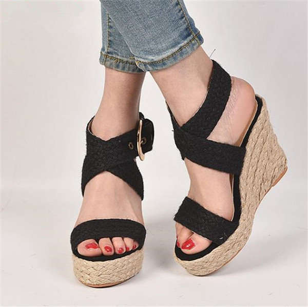 Stílusos női szandál platform és fém rögzítéssel