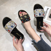 Modern női papucs kövekkel fekete és ezüst színben