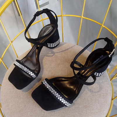 Κομψά γυναικεία σανδάλια με χοντρό τακούνι σε δύο μοντέλα