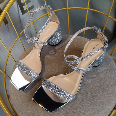 Κομψά γυναικεία σανδάλια με χοντρό τακούνι σε δύο μοντέλα