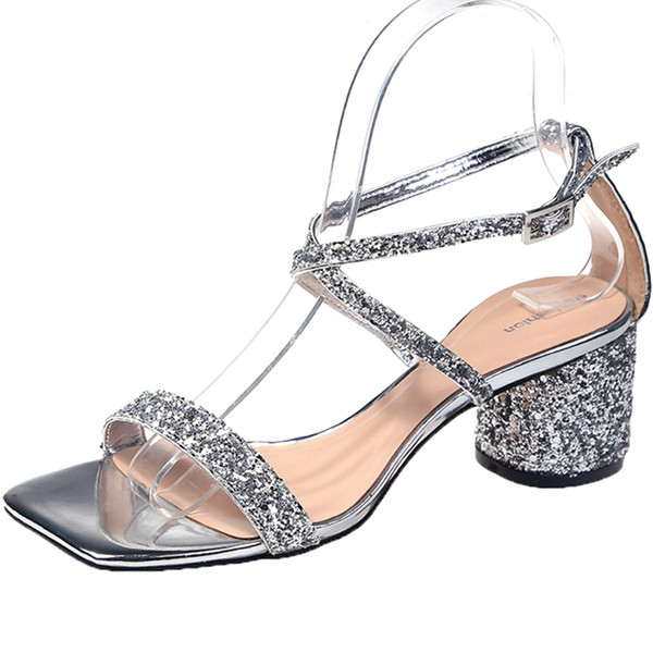 Κομψά γυναικεία σανδάλια με χοντρό τακούνι σε δύο μοντέλα