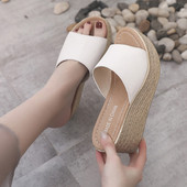 Παντόφλες γυναικείες με  πλατφόρμα σε άσπρο και μαύρο χρώμα