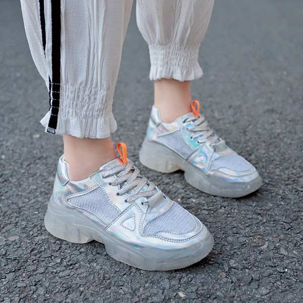 Γυναικεία αθλητικά παπούτσια σε χρυσό και ασημί χρώμα