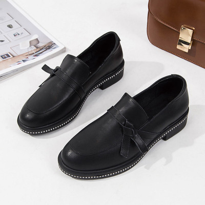 Eko bőrből készült stílusos női mokaszinok bézs és fekete színben