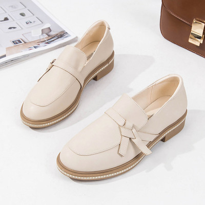 Eko bőrből készült stílusos női mokaszinok bézs és fekete színben