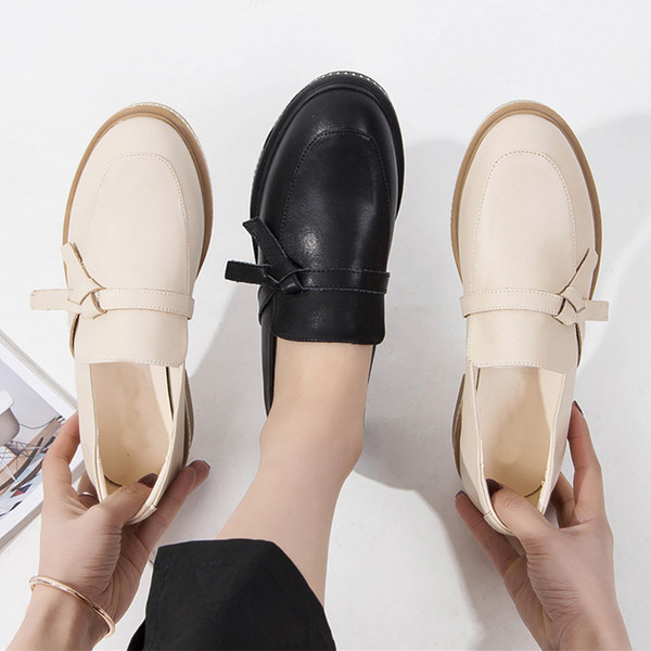 Eko bőrből készült stílusos női mokaszinok bézs és fekete színben