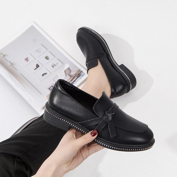 Eko bőrből készült stílusos női mokaszinok bézs és fekete színben