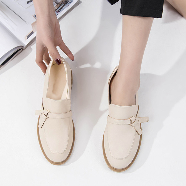 Eko bőrből készült stílusos női mokaszinok bézs és fekete színben