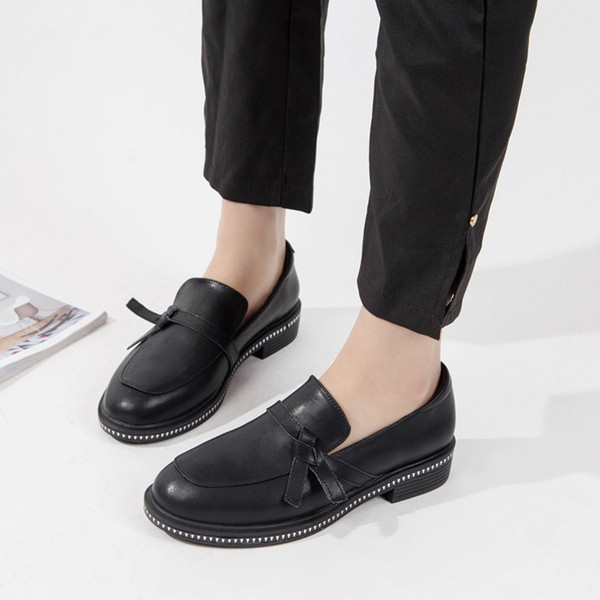 Eko bőrből készült stílusos női mokaszinok bézs és fekete színben