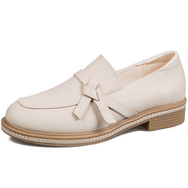 Eko bőrből készült stílusos női mokaszinok bézs és fekete színben