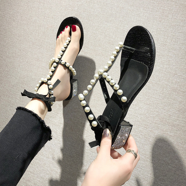 Modern női szandál szalaggal és gyöngyökkel fekete és szürke színben