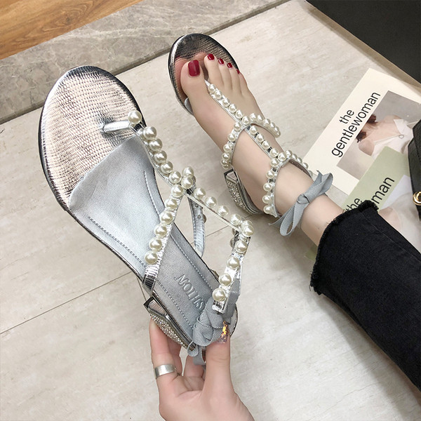 Modern női szandál szalaggal és gyöngyökkel fekete és szürke színben