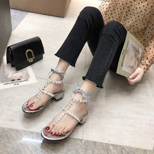Modern női szandál szalaggal és gyöngyökkel fekete és szürke színben