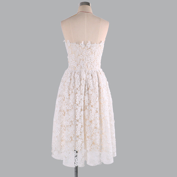 Modern női ruha fehér csipkével