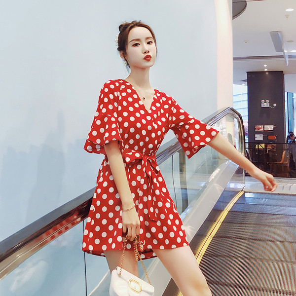 Κομψή γυναικεία ολόσωμη φόρμα με ντεκολτέ σε σχήμα V σε κόκκινο και μαύρο χρώμα